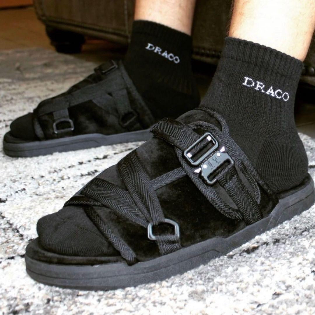 Draco Remastered Draco Slides – Black – on model